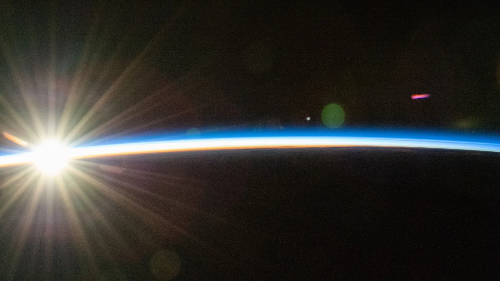 Zonsopkomst gezien vanuit een baan om de aarde, de zon breekt door boven de horizon