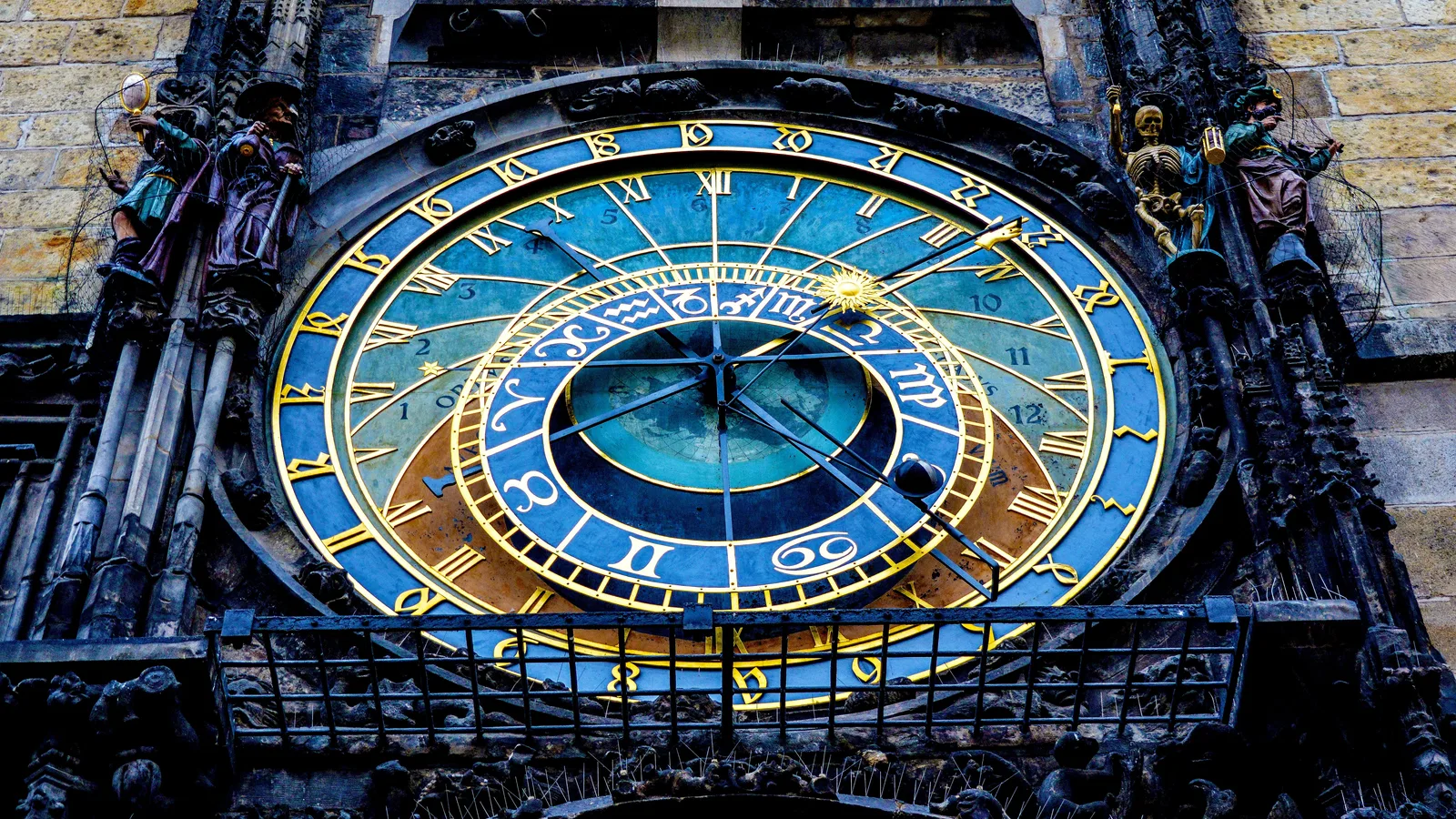 Detail van de middeleeuwse astronomische klok in Praag, blauwe wijzerplaat met gouden wijzers
