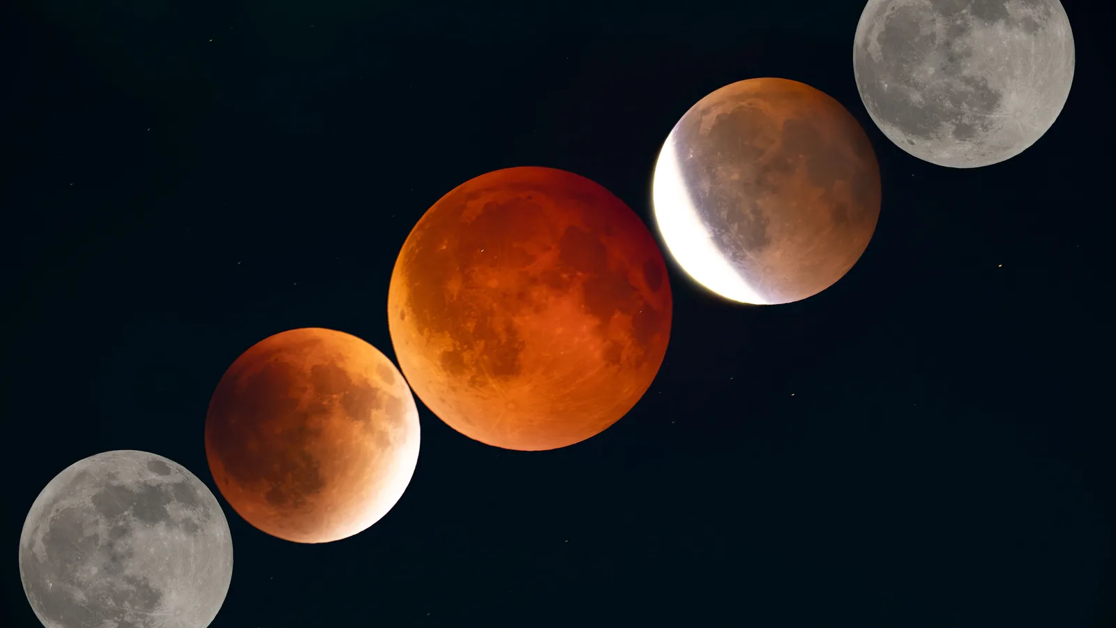 Compositie van een maansverduistering waarbij de maan diagonaal van grijs naar koperrood verkleurt