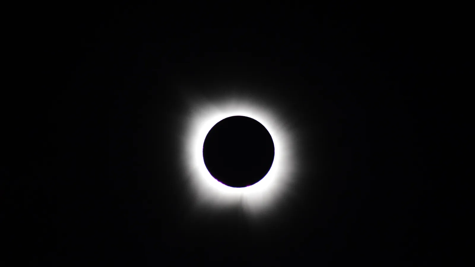 Totale zonsverduistering waarbij de witte corona rondom de zwarte maanschijf zichtbaar wordt